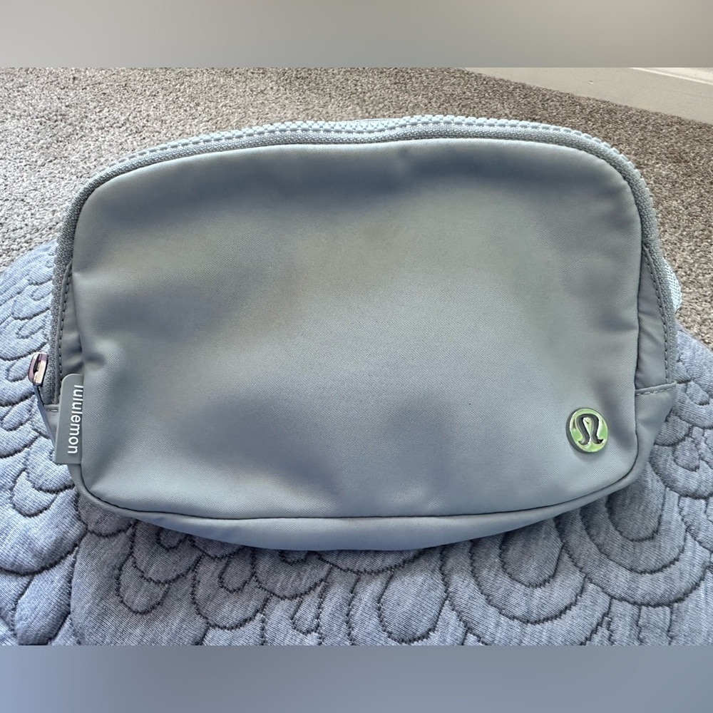 EUCđź©¶Lululemon Everywhere Belt Bag 1L Jade Gray - Picture 2 of 9